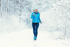 Adobe Stock shortstay winter person jogging wald schnee