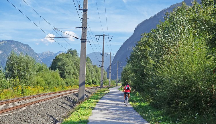 drautal radweg und bahnlinie bei nikolsdorf